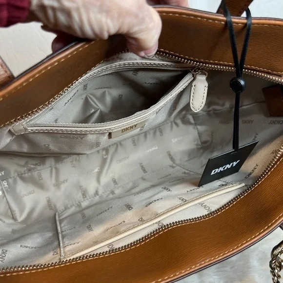 DKNY BRYANT MEDIUM TOTE - Picture 11 of 15